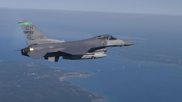Американский истребитель F-16 Fighting Falcon пролетает над озером Гурон