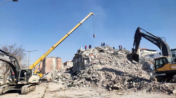 Разбор завалов на месте разрушенного в результате землетрясения здания в городе Кахраманмараш. Архивное фото
