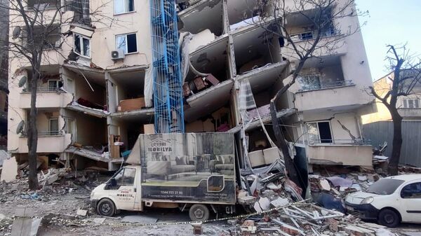 Жилые дома, разрушенные в результате землетрясения в турецком городе Кахраманмараш