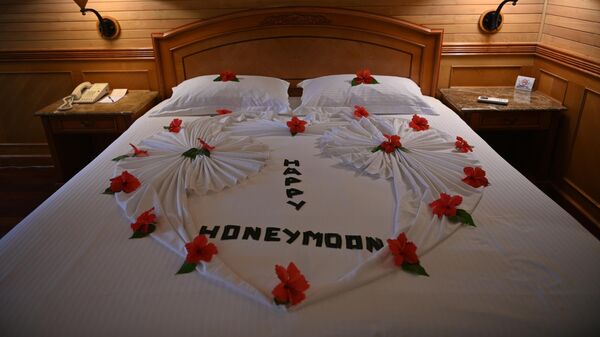 Пожелание счастливого медового месяца для постояльцев в номере отеля на Мальдивах