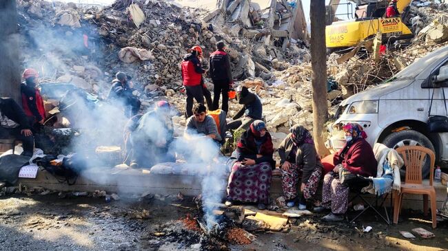 Пострадавшие от землетрясения жители турецкого города Кахраманмараш