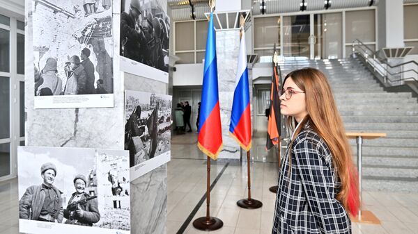 Участница церемонии открытия фотовыставки Освобождение. Луганск в Луганске