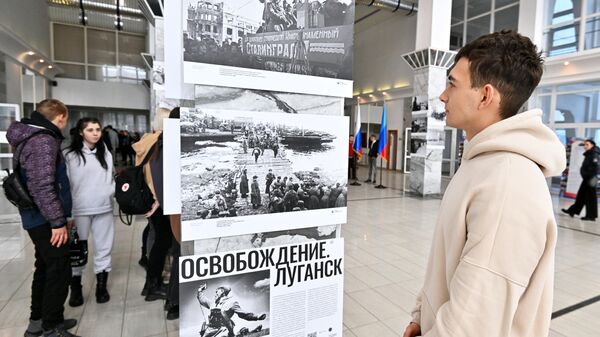 Участники церемонии открытия фотовыставки Освобождение. Луганск в Луганске