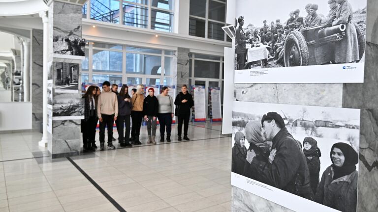 Участники церемонии открытия фотовыставки Освобождение. Луганск в Луганске