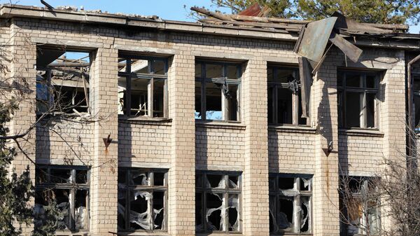 Последствия попадания ракеты ВСУ в здание бывшей школы в селе Володарское Донецкой народной республики