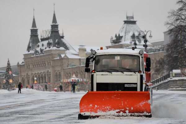 Снегоуборочная техника убирает снег на Красной площади в Москве