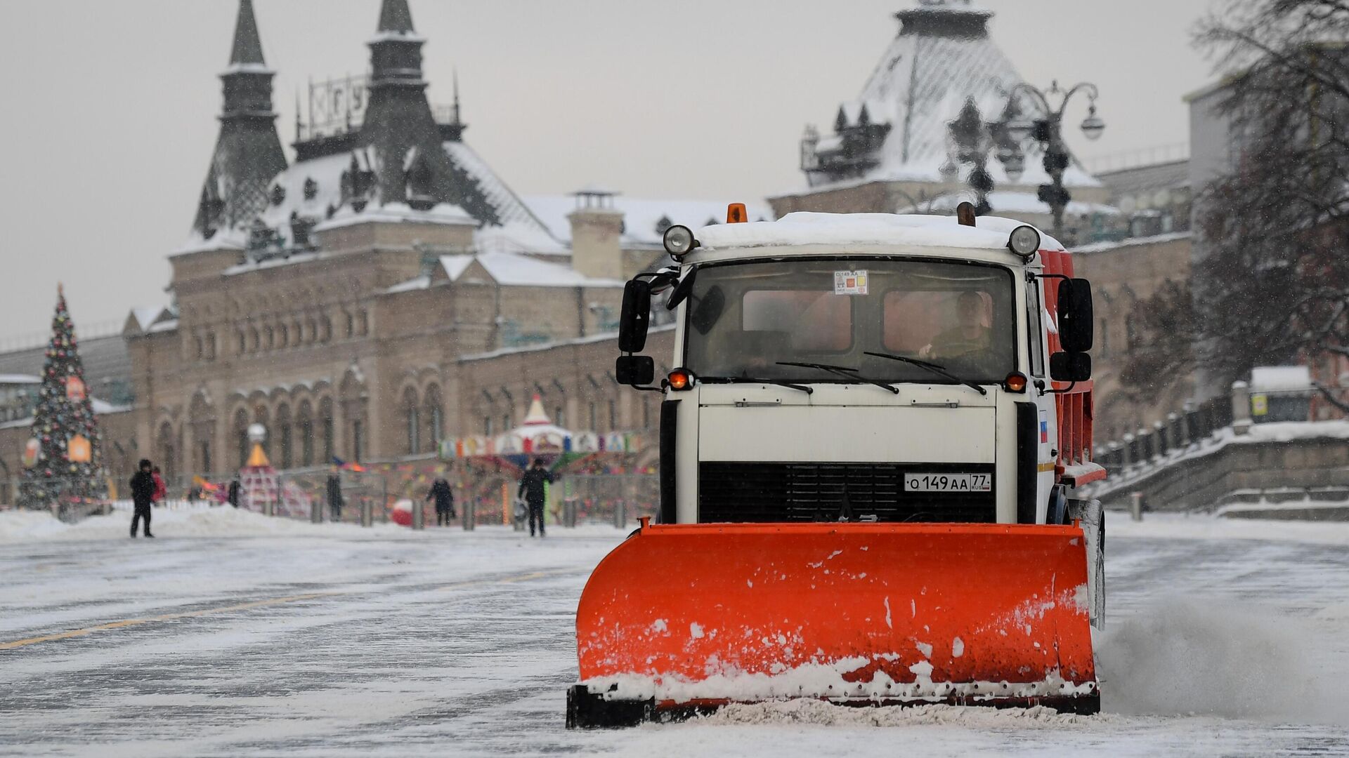 Снегоуборочная техника убирает снег на Красной площади в Москве - РИА Новости, 1920, 27.11.2023