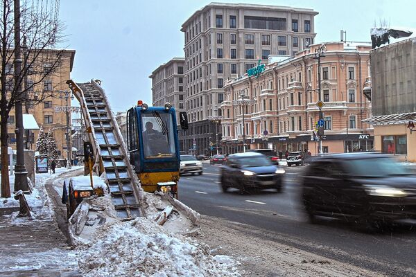 Снегоуборочная техника убирает снег на одной из улиц в Москве