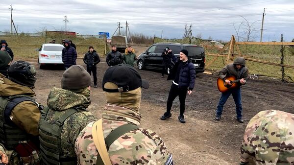 SHAMAN поет с военнослужащими в городе Геническ Херсонской области
