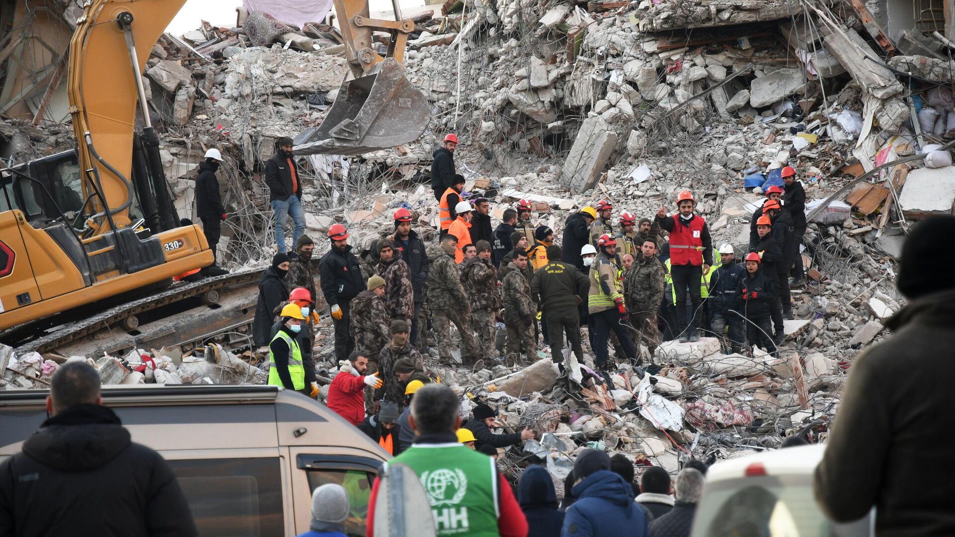 Спасатели на месте разрушенного при землетрясении здания в Турции - РИА Новости, 1920, 20.02.2023