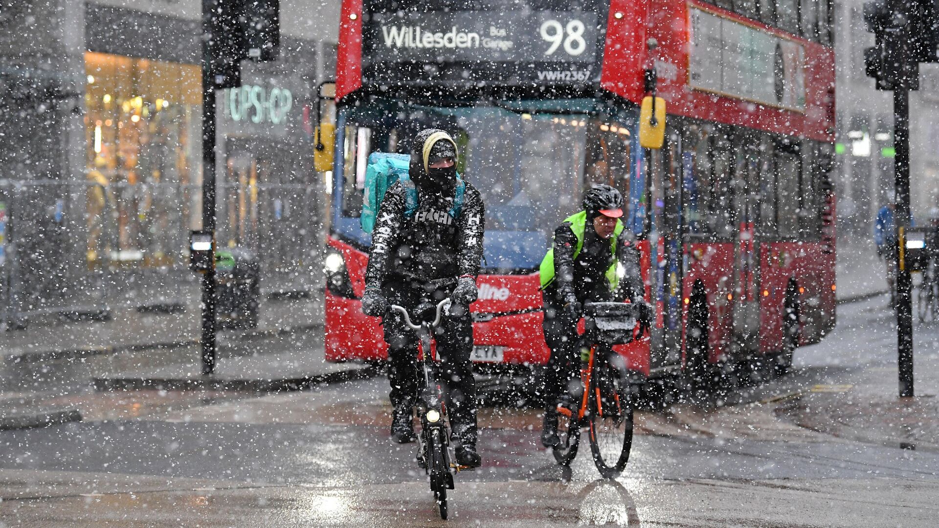 Велосипедисты на Оксфорд-стрит во время снегопада в Лондоне - РИА Новости, 1920, 14.02.2023