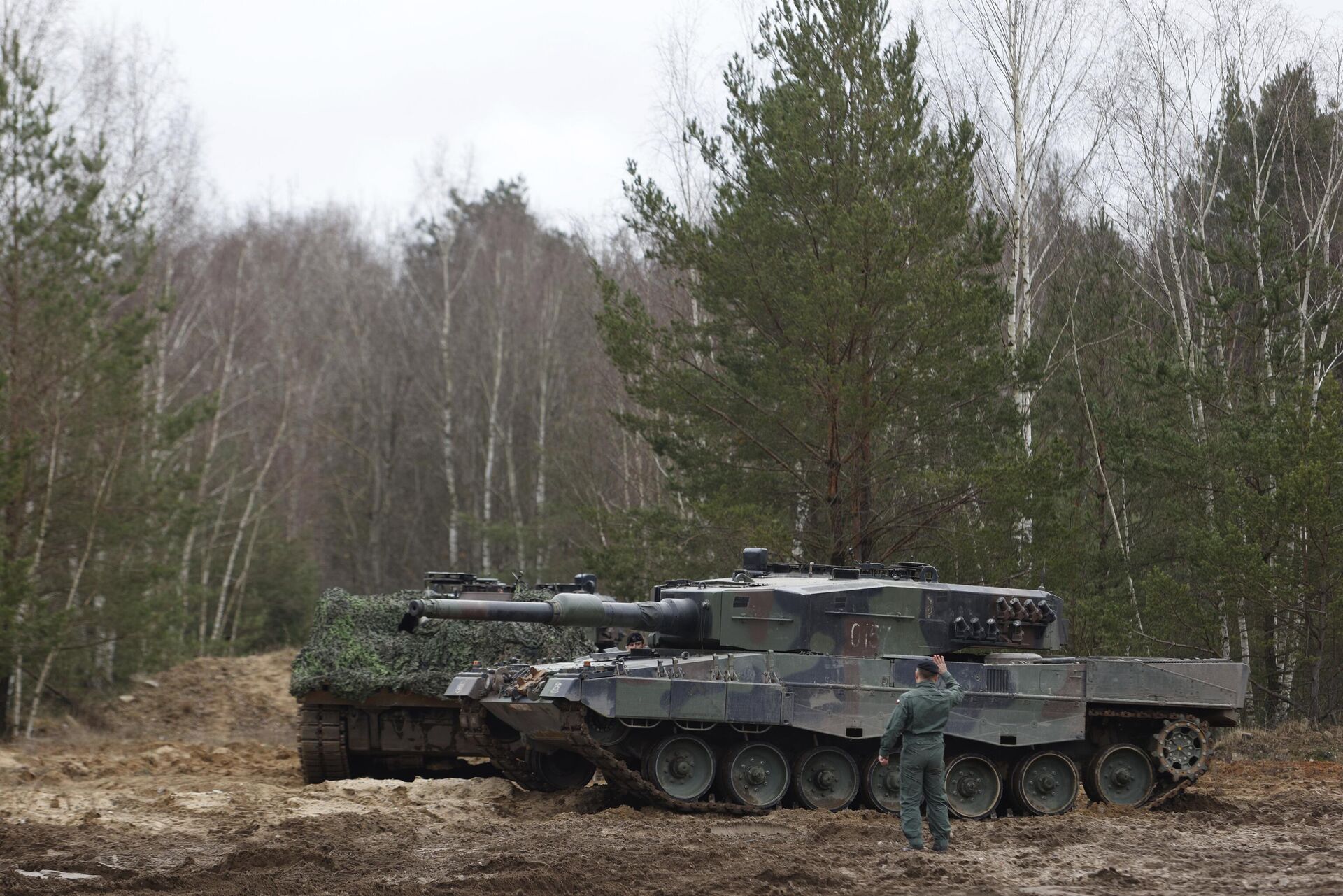 Обучение украинских военных работе с танками Leopard 2 в Польше - РИА Новости, 1920, 15.02.2023