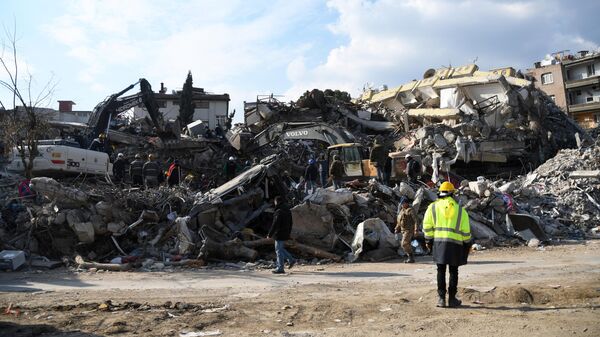 Разбор завалов на месте разрушенного в результате землетрясения здания в Антакье, Турция