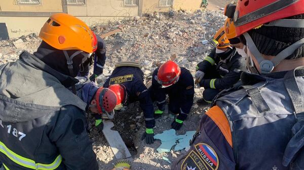 Российские спасатели в ходе поисково-спасательных работ при разборе завалов в Турции. Архивное фото
