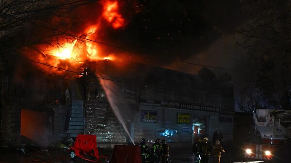 Сотрудники МЧС РФ тушат пожар в техцентре на улице Декабристов в Москве