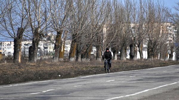 Мужчина едет на велосипеде в Новой Каховке