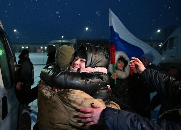 Встреча российских военнослужащих, вернувшихся из украинского плена, в Луганске