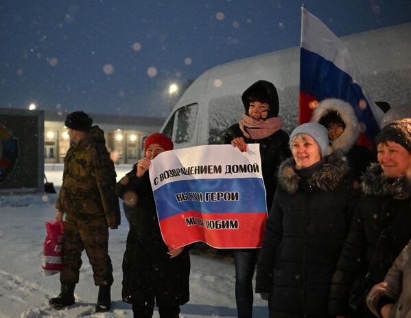 Встреча российских военнослужащих, вернувшихся из украинского плена, в Луганске