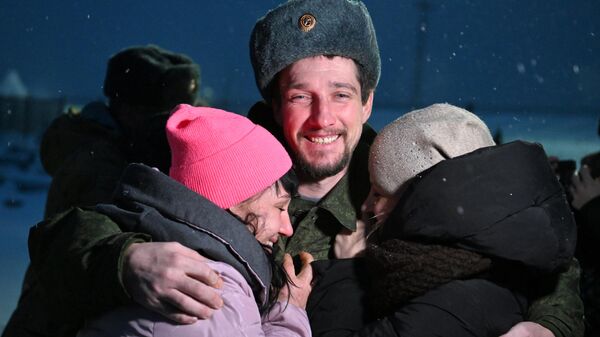 Российский военнослужащий, вернувшийся из украинского плена, во время встречи с родными в Луганске
