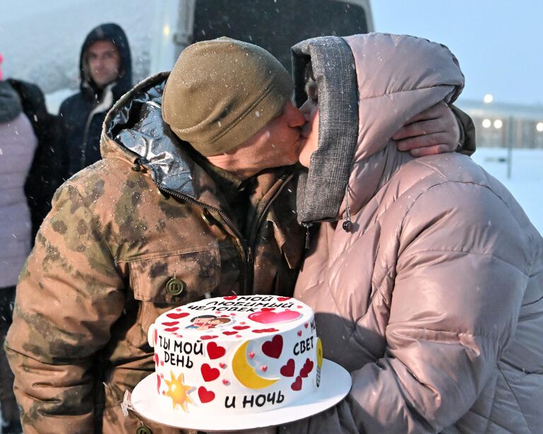 Встреча российских военнослужащих, вернувшихся из украинского плена, в Луганске