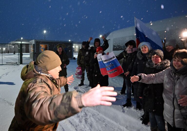 Встреча российских военнослужащих, вернувшихся из украинского плена, в Луганске