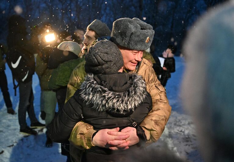 Российский военнослужащий, вернувшийся из украинского плена, во время встречи с родными в Луганске