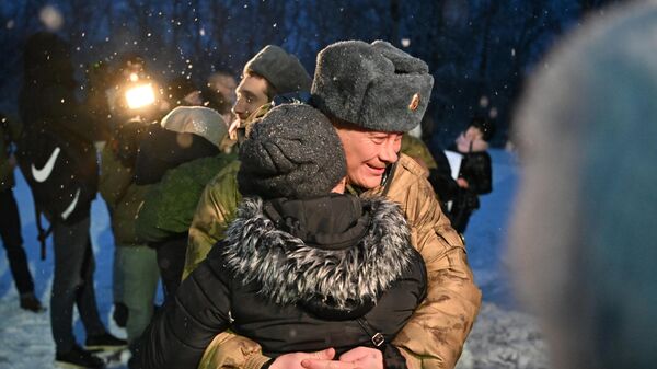 Российский военнослужащий, вернувшийся из украинского плена, во время встречи с родными в Луганске