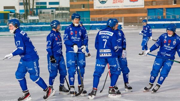 Игроки московского Динамо в матче чемпионата России по хоккею с мячом