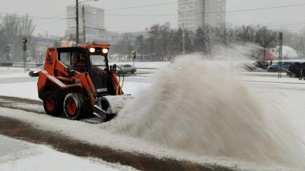 Коммунальные службы устраняют последствия снегопада в Ростове-на-Дону