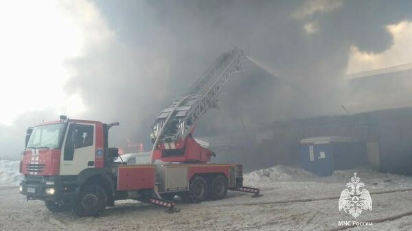 Ликвидация пожара на складе с резинотехническими изделиями в Казани