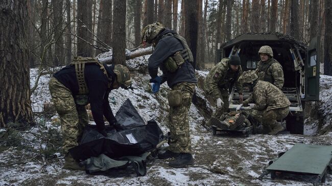 Медики помогают тяжело раненному украинскому солдату под Кременной