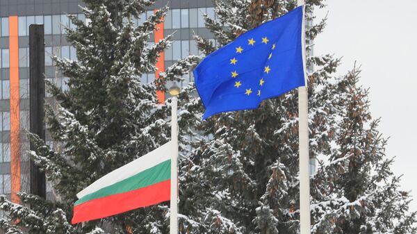 Флаги Болгаии и Евросоюза у здания посольства Республики Болгарии в Российской Федерации на Мосфильмовской улице в Москве