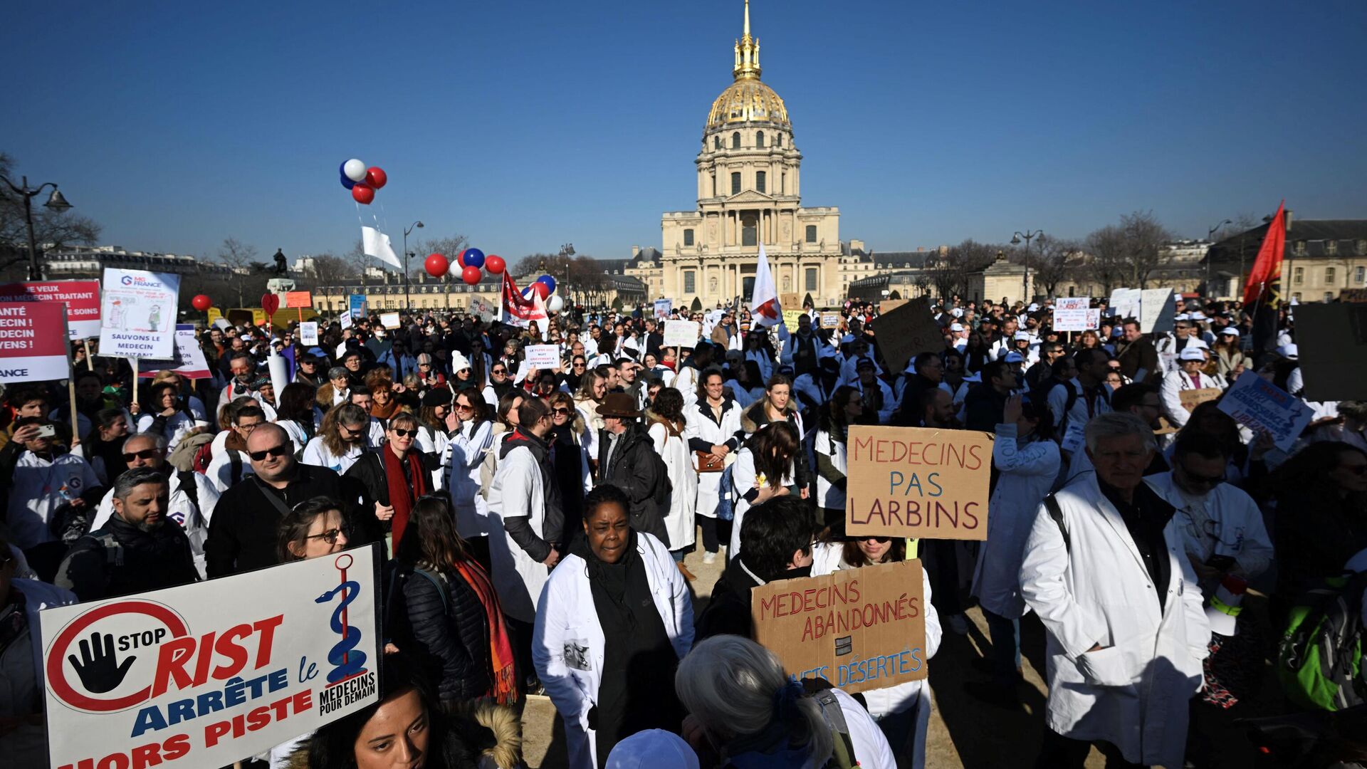Участники акции протеста врачей, которые требуют повышения стоимости приема, в Париже, Франция - РИА Новости, 1920, 14.02.2023