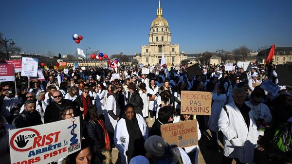 Участники акции протеста врачей, которые требуют повышения стоимости приема, в Париже, Франция