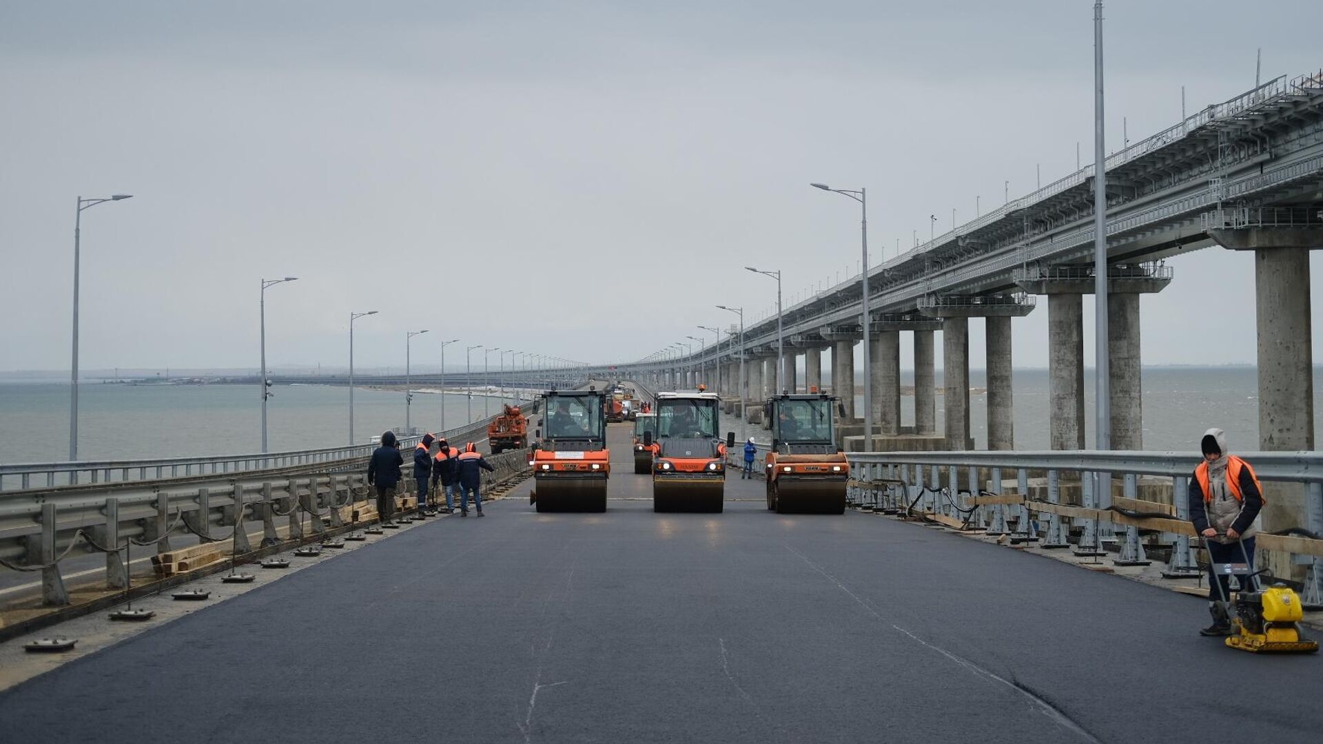 Завершение асфальтирования новых пролетов Крымского моста. 14 февраля 2023 - РИА Новости, 1920, 14.02.2023