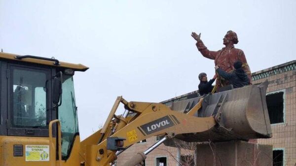 Демонтаж памятника Суворову в селе Петровка в Одесской области