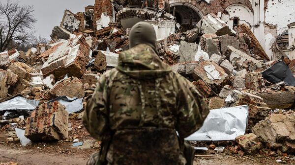 Военный украинского легиона Свобода России с позывным Цезарь возле разрушенного монастыря в Долине