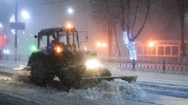 Снегоуборочная техника во время снегопада