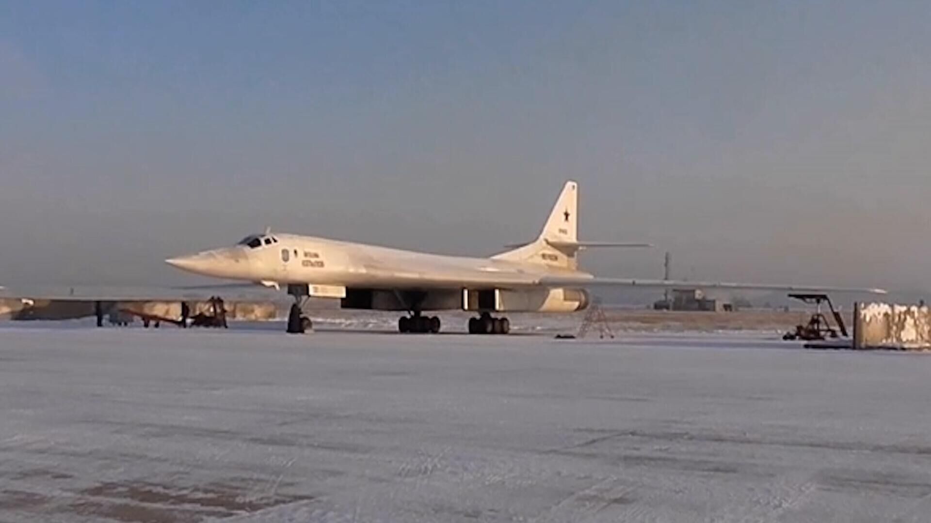 Плановый полет стратегических ракетоносцев Ту-160 над нейтральными водами - РИА Новости, 1920, 14.02.2023