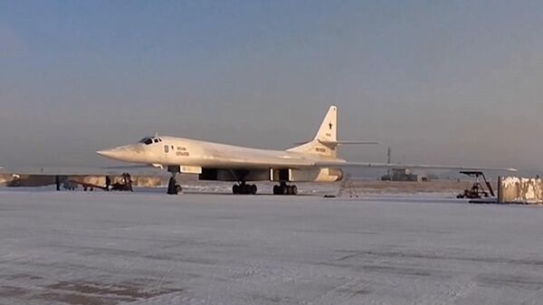 Плановый полет стратегических ракетоносцев Ту-160 над нейтральными водами