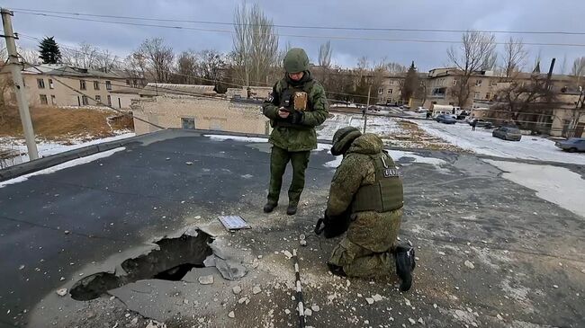 Выбитые окна и осколки на земле: обстрел Макеевки и больницы Пролетарского района Донецка