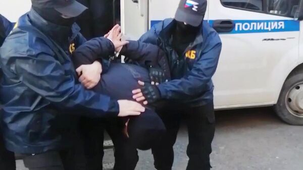 Сотрудники ФСБ с задержанным членом украинской террористической организации в Ростове-на-Дону