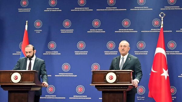 Министр иностранных дел Армении Арарат Мирзоян и министр иностранных дел Турции Мевлют Чавушоглу на пресс-конференции по итогам встречи в Анкаре. 15 февраля 2023