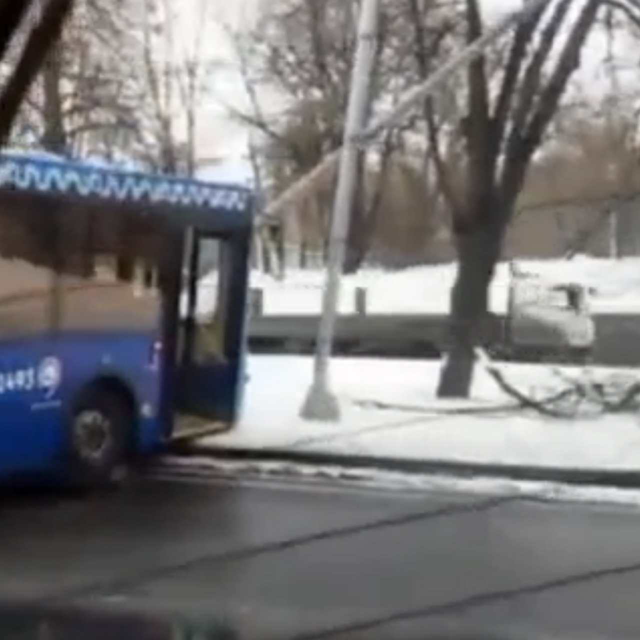 В Москве на Волоколамском шоссе автобус въехал в мачту освещения - РИА  Новости, 15.02.2023