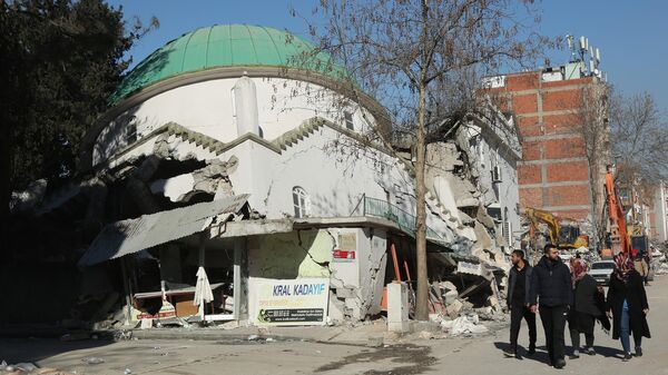 Жители на улице пострадавшего от землетрясения турецкого города Адыямана