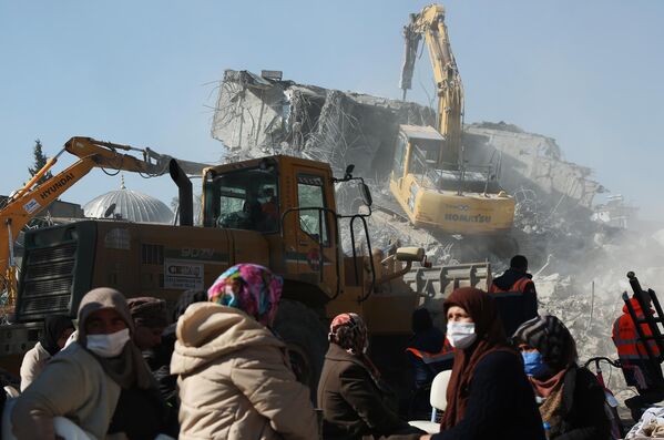 Снос аварийного жилья после землетрясения в турецком городе Адыямане
