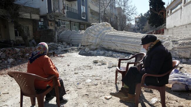 Жители на улице пострадавшего от землетрясения турецкого города Адыямана