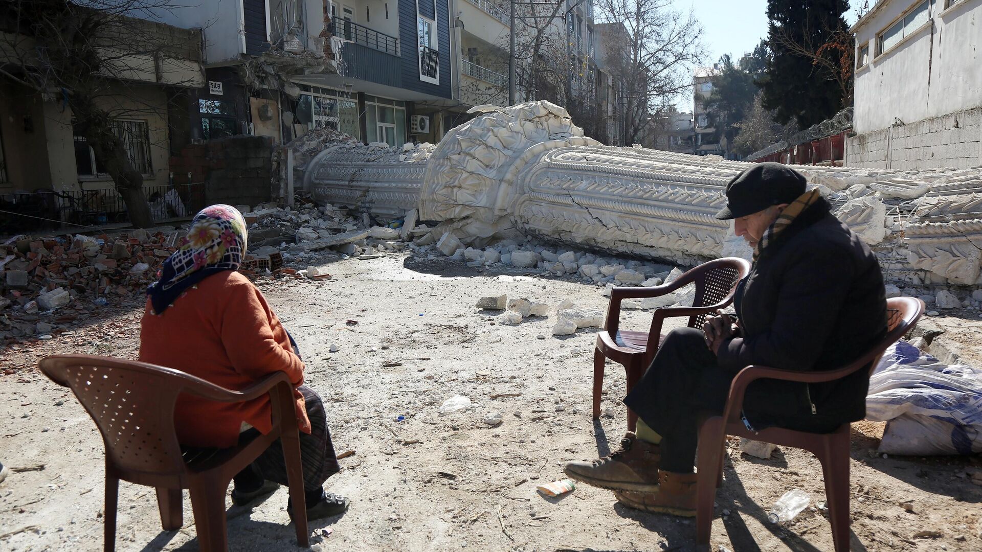 Жители на улице пострадавшего от землетрясения турецкого города Адыямана - РИА Новости, 1920, 21.02.2023