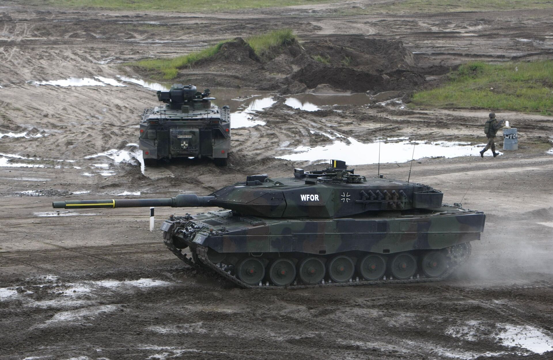 Немецкие танки Leopard 2 A6 на военном полигоне в Мюнстере - РИА Новости, 1920, 16.02.2023