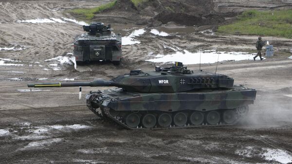 Немецкие танки Leopard 2 A6 на военном полигоне в Мюнстере